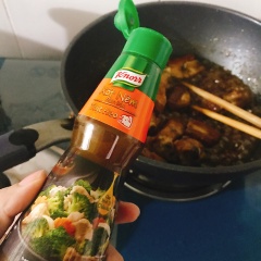Cho dầu ăn vào chảo, đún nóng rồi chơ sườn vào rán vàng. Khi sườn vàng đều, gạn vợi dầu trong chảo ra. Cho thêm hành củ (hành tím) vào phi thơm. Tiếp đến cho các gia vị, đường, tiêu, giấm (dấm), knorr xốt nêm từ thịt vào chảo sườn. Đảo đều tới khi sườn ngấm gia vị.