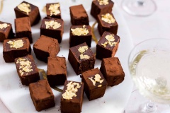 Khi ăn, lấy kẹo ra, dùng dao sạch, hơ nóng rồi cắt chocolate ra thành miếng vuông vừa miệng. Rây bột cacao lên mặt chocolate rồi thưởng thức. Món này vừa lấy ra khỏi tủ lạnh là bạn phải dùng ngay. Nếu thấy chocolate có dấu hiệu hơi chảy, bạn cho lại vào tủ lạnh nhé.