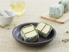 Nay bạn hãy thử biến tấu món bánh Lamington trà xanh thanh mát xem sao nhé!