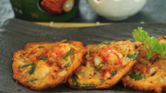 Dọn bánh xèo ra đĩa, có thể chấm cùng với nước tương cũng rất ngon. Bánh xèo kim chi là một món ăn kèm rất phổ biến trong bữa cơm của những gia đình người Hàn. Bánh có được sự giòn rụm ở lớp vỏ, có các loại hải sản tươi ngon cùng với kim chi chua chua cay the, vị tổng thể beo béo rất nịnh miệng. Nếu ai là fan cứng của phim Hàn Quốc và trót phải lòng những chiếc bánh xèo thơm ngon này thì hãy xắn tay áo vào bếp thực hiện ngay nhé!