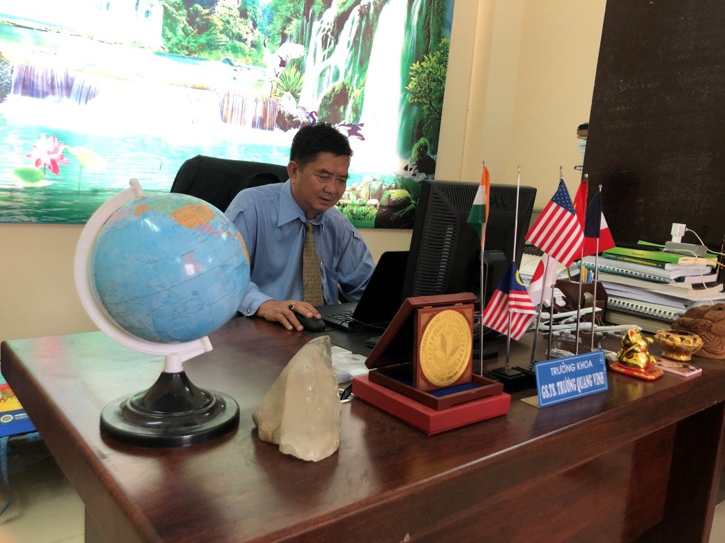 GS.TS Trương Quang Vinh, Trưởng Khoa Quản trị Du lịch – Luật đang hướng dẫn sinh viên bằng phương pháp E-learning