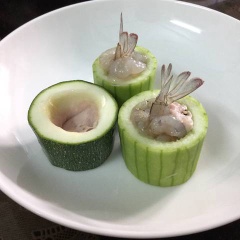 Nhồi giò sống, tôm tươi vào trong miếng bí ngòi.