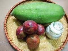 Đu đủ nên chọn trái ương, thuôn dài. Có thể sử dụng đu đủ vàng hoặc đu đủ đỏ nhưng đu đủ đỏ vị mứt sẽ đậm đà và màu sắc đẹp hơn so với đu đủ vàng. Đu đủ gọt vỏ, bổ đôi bỏ hạt và phần màng bên trong. Sau đó thái miếng dài khoảng 5-6cm, dầy khoảng 1cm.