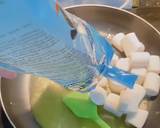 Cho chảo lên bếp làm nóng, rồi cho bơ vào để bơ tan ra sau đó cho 240g marshmallow vào và đảo theo vòng tròn với lửa nhỏ để hỗn hợp hòa tan vào nhau.