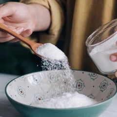 Cho muối, đường, tiêu và các lá gia vị khô vào một tô lớn. Ở đây mình sử dụng Italian mixed herb, tuy nhiên các bạn có thể thay thế bằng các lá khô tùy thích như oregano, thyme, rosemary...