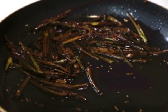 Đun nóng 6 muỗng canh dầu bắp, cho hành lá vào chiên cho cháy xém vàng. Tiếp đến, đổ chén nước tương đã pha vào, đun sôi đều ít phút thì tắt bếp.