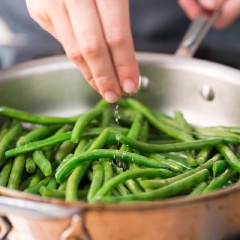 Cho dầu olive vào đun, thêm đậu que vào đảo đều, khi đậu que hơi chín, cho tỏi thái lát vào, đập nắp khoảng 5 phút, cuối cùng xóc đều đậu que với muối, bột ớt nữa là xong.