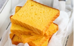 Cho bánh ra, cắt miếng vừa ăn và thưởng thức.