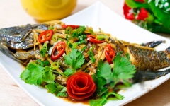 Bày món ăn ra đĩa, rưới phần nước sốt lên cho ngấm vào cá. Thịt cá khi ăn rất mềm, thấm đậm gia vị. Màu sắc món ăn lại kích thích vị giác nữa chứ. Nhanh tay chén hết cơm đi nào.