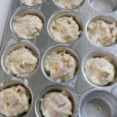 Thịt jambon (thịt hộp) lấy ra. cắt hạt lựu. Sau đó cho thịt vào tô bột cùng phô mai Cheddar, dùng phới trộn thật đều để tất cả hòa quyện vào nhau. Lần lượt múc bột vào khuôn muffins đã phết một lớp dầu để bánh không bị dính. Bật lò ổ 200 độ C, cho bánh vào nướng khoảng 15 - 20 phút, kiểm tra thấy bánh khô là đã chín, lấy bánh ra đợi nguội là xong.