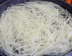 Nấu một nồi nước sôi với chút muối. Cho đu đủ vào luộc 3 phút rồi đổ ra rổ. Ngâm ngay vào tô nước đá lạnh vài phút để đủ đủ không bị chín. Sau đó đổ ra rổ, xả qua nước lạnh vài lần, để ráo.