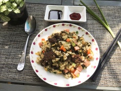 Cuối cùng, chúng ta đã có một đĩa cơm bò xúc xích đậm vị khó quên - là một buổi ăn sáng nhẹ nhàng nhưng vẫn đầy đủ chất dinh dưỡng và năng lượng cho cả ngày dài.