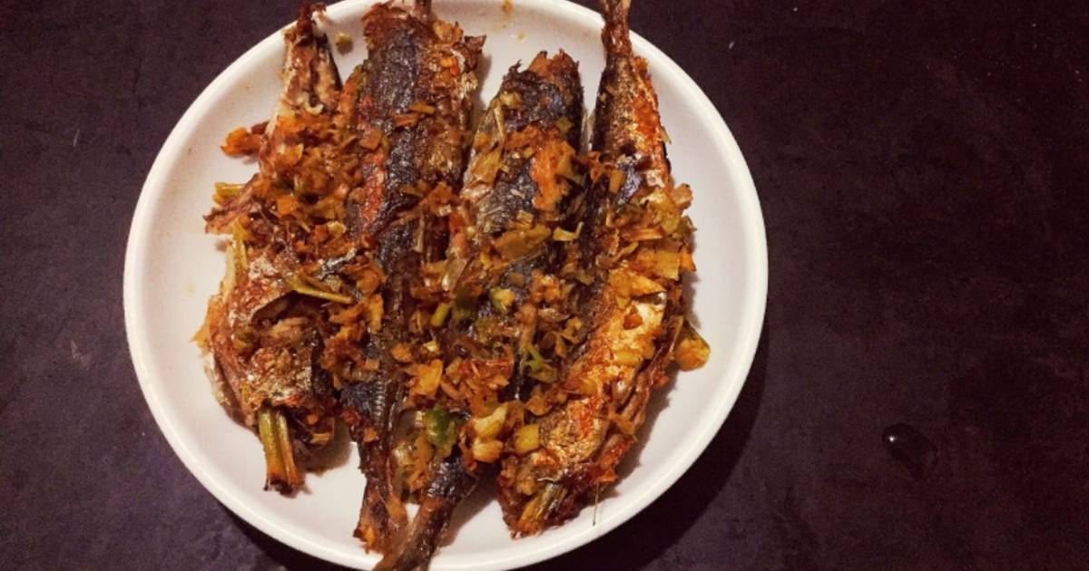 Cá nục muối chiên xả ớt