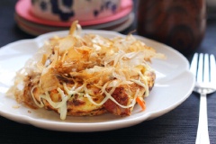 Rưới lên trên mặt bánh sốt okonomiyaki, sốt mayonnaise và rắc lên trên cùng là cá ngừ bào khô rồi thưởng thức.