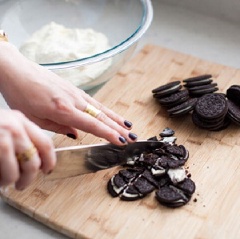 Làm kem oreo: nghiền vụn bánh oreo rồi cho vào tô. Thêm 1 chén kem sữa tươi và trộn thật đều cho bánh cùng kem hòa quyện đều vào nhau. Cho kem vào túi bắt hoặc để nguyên như vậy rồi phết hỗn hợp kem oreo lên trên bánh cupcake. Cắm lên đỉnh một chiếc bánh oreo nữa là hoàn tất rồi đó.