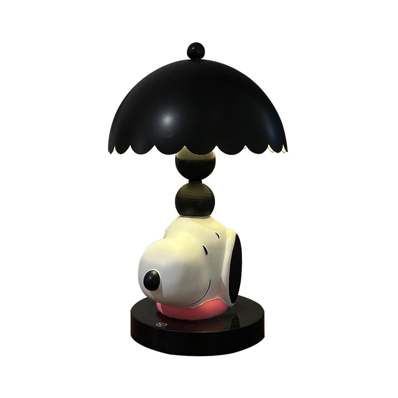 Snoopy table lamp with creative design