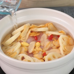 Cho 700gr đùi gà Mỹ đã lột da vào nồi, cho tiếp vào 5gr kỉ tử, 100gr bạch quả, 100gr củ sen cắt lát mỏng và 12gr nhân sâm Wisconkin Mỹ, rồi đổ 2 lít nước vào hầm gà trong 35 phút với lửa vừa .