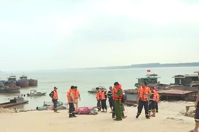 Phú Thọ: Khẩn trương tìm kiếm nạn nhân trong vụ lật tàu trên sông Hồng - Báo Nhân Dân