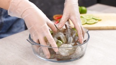 Cho tôm vào tô, thêm 1 muỗng canh muối và vài lát chanh, trộn đều và bóp nhẹ cho tôm sạch, đồng thời khử mùi của tôm. Rửa sạch và để ráo nước rồi ủ tôm vào đá lạnh để giữ độ tươi sống và mát lạnh cho món ăn.