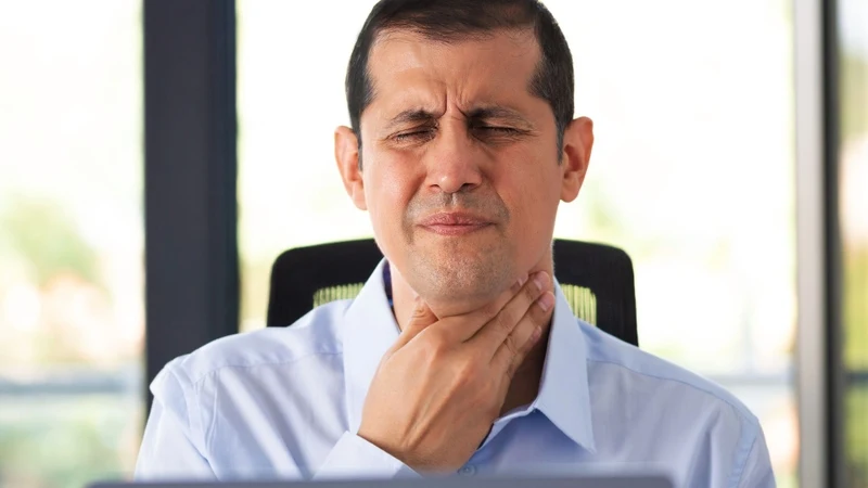 Ở người lớn, ho do virus thường kèm theo rát họng, khàn tiếng và cảm giác mệt mỏi