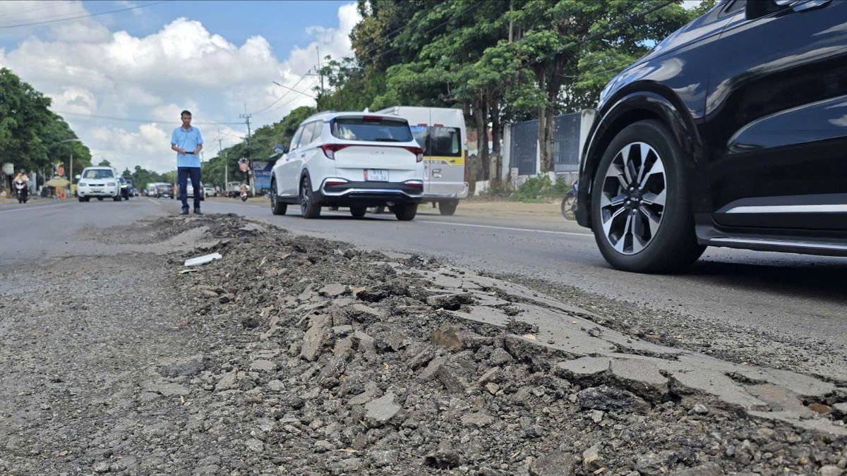 Mặt đường Quốc lộ 19 nhiều đoạn vỡ vụn, lồi lõm, gây nguy hiểm cho người lưu thông - Báo Pháp Luật TP.HCM