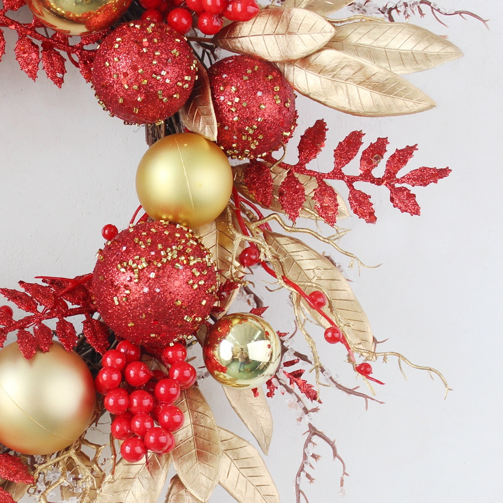 Weihnachtskranz mit Kugeln und Blättern
