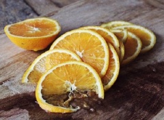 Cam rửa sạch, cắt thành lát thật mỏng, bỏ hết hạt.