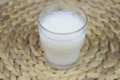 Sau khi hớt bỏ tắt cả bọt nổi trên nồi bạn có thể rót ra ly và thưởng thức nóng. Nếu thích uống sữa lạnh, bạn có thể để sữa đậu nành nguội rồi đặt vào ngăn mát vài tiếng đồng hồ nhé! Thời gian bảo quản lạnh có thể lên đến 1 này đấy!