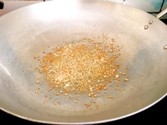 Bắc chảo, bỏ dầu, phi tỏi cho vàng. Sau đó, bỏ củ cải vào đảo đều cho ráo nước và củ cải khô lại. Tiếp đến bỏ lần lượt tôm khô, thịt vào. Đảo đều thêm khoảng 15 phút nữa thì tắt bếp.
