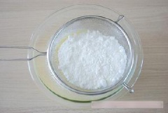 Đánh trứng với 20g đường rồi cho vào từ từ 80 ml sữa tươi. Rây bột vào tô, rồi trộn đều hỗn hợp bột bánh cá nướng taiyaki này nhé.