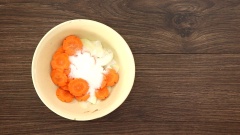 Phần nước mắm và dưa góp: Cho vào nồi nhỏ 100ml nước, 15gr đường, 15 ml nước mắm và 15ml giấm, khuấy đều đến khi đường tan rồi tắt bếp. Khi dùng thì đun nóng lại. Làm bún chả Hà Nội sẽ ngon hơn nếu có thêm vài lát su hào và cà rốt giòn tan. Cách làm rất đơn giản, thái mỏng 100gr cà rốt và 100gr su hào (có thể tỉa hoa cho đẹp). Kế đến cho vào ướp cùng 30gr đường trong 10 phút. Cuối cùng cho vào 15ml giấm tạo vị chua ngọt hấp dẫn cho phần dưa góp.