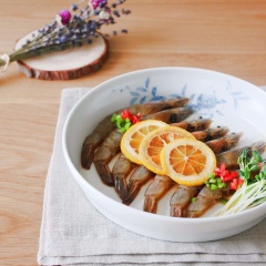Tôm tươi ngâm nước tương và thảo mộc đơn giản mà ngon. Thịt tôm tươi rói ngấm đều hỗn hợp nước tương ngâm mặn thơm, kích thích vị giác. Hãy đổi mới khẩu vị cả nhà với món tôm ngâm hấp dẫn này nhé!