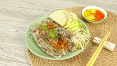 Chuẩn bị nước chấm dưa góp: Thái lát mỏng đu đủ và cà rốt, hoặc tỉa hoa tùy thích. Uớp đường cho dưa góp được giòn khi đường tan hết thì bạn cho 2 muỗng canh giấm và 1/2 muỗng cà phê muối. Để dưa ngấm 30 phút. Bạn pha nước mắm theo tỉ lệ: 4 muỗng canh nước mắm, 2 muỗng canh đường, 3 muỗng canh nước sôi, 1 muỗng canh nước chanh. Khuấy tan sau đó cho tỏi ớt vào sau cùng để tỏi ớt nổi trên bề mặt. Và thế là bánh cuốn keto đã xong rồi. Bánh dẻo dai, nhân thịt bùi bùi sần sật ăn kèm với rau dưa và chả lụa. Đừng quen chén nước mắm tỏi ớt dưa góp nhé.