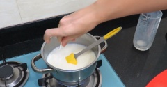 Khi đường tan thì cho sữa tươi (ở nhiệt độ phòng) vào nồi, thêm vani, baking soda vào và khuấy đều. Đun sôi lăn tăn thì mở lửa nhỏ nhất, đun tiếp 45-60 phút. Cứ cách khoảng 5-10 phút thì khuấy đều sữa đặc để tránh bị cháy khét. Nên hớt bỏ bọt đóng ván trên mặt sữa đặc trong quá trình đun.