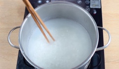 Cách nấu chè nhãn nấu nếp là món ăn yêu thích của người Thái Lan. Đầu tiên cho nước cốt dừa, 40gr đường, 1/2 thìa cà phê muối, 10gr bột bắp vào nồi khuấy tan. Cho lên bếp đun, cho lá dứa vào cho thơm. Vừa đun vừa khuấy đến khi hơi sệt là được. Cho gạp nếp (đã vo sạch, để ráo) và nước vào nồi, nấu đến khi nếp nở dẻo mềm.