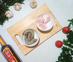 Cà rốt, su hào, củ cải trắng, khoai tây, gọt vỏ, rửa sạch, cắt khúc nhỏ vừa ăn. Tôm bóc bỏ vỏ, thịt để miếng vuông lớn. Nấu nồi nước sôi, cho tôm và thịt vào nước luộc chín, chú ý vớt bọt giúp nước trong.