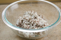 Nấu cơm chín, xới ra tô lớn. Trộn cùng hạt diêm mạch (hạt quinoa) hoặc mè rang chín.