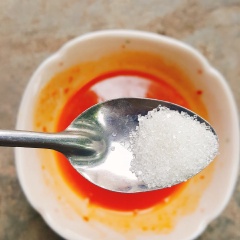 Cho vào chén nước tắc 2 muỗng canh tương ớt, 1.5 muỗng cà phê muối tôm, 1/2 muỗng cà phê ớt sa tế, 1/2 muỗng cà phê đường. Trộn đầu tất cả gia vị. Cho tắc thái lát vào trộn chung với hỗn hợp sốt. Lá chanh rửa sạch, thái nhuyễn.