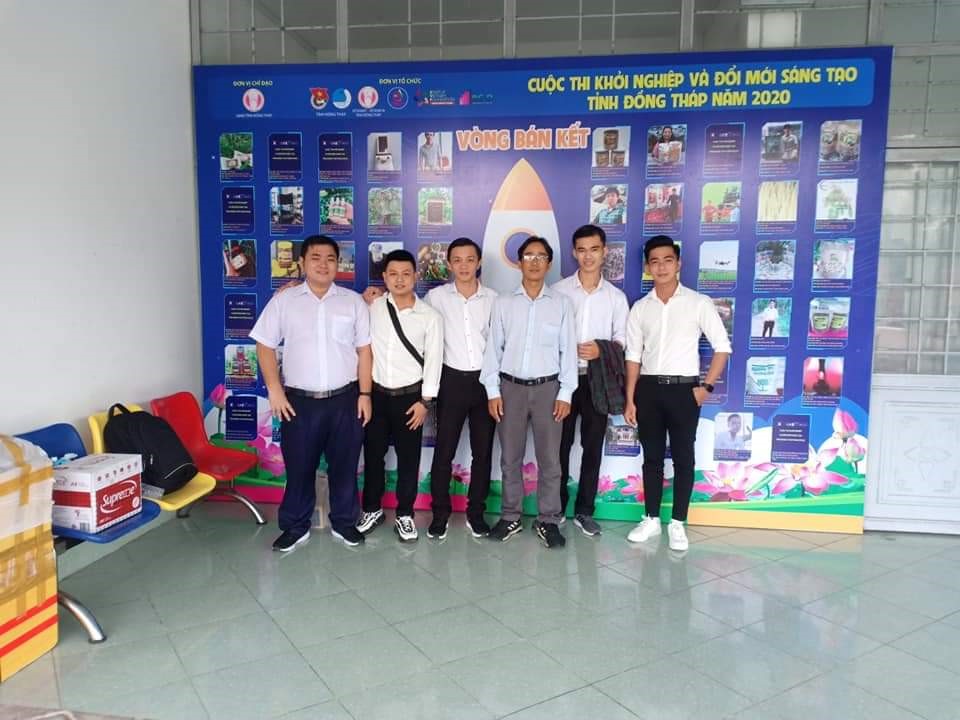 Nhóm H2DT cùng thầy hướng dẫn tại Vòng Bán kết