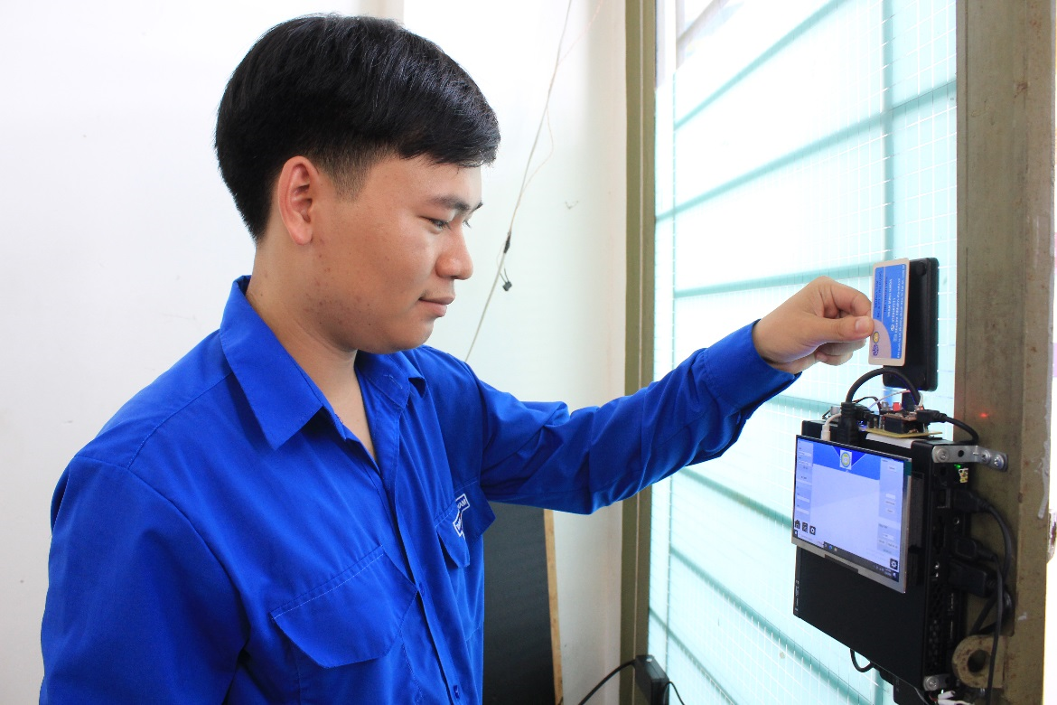 Công nghệ (mở cửa bằng quét mã vạch) được áp dụng ngay chính trong căn phòng nghiên cứu sinh viên DLA