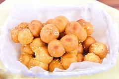 Xếp bánh vào đĩa, ta đã có món bánh rán dừa caramel thơm ngon, hấp dẫn để thưởng thức.