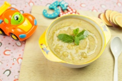 Tắt bếp, múc cháo ra chén, đợi cháo nguội bớt khoảng 5 phút. Cuối cùng thêm 1 muỗng cà phê dầu ôliu Kiddy vào cho bé dùng ngay.