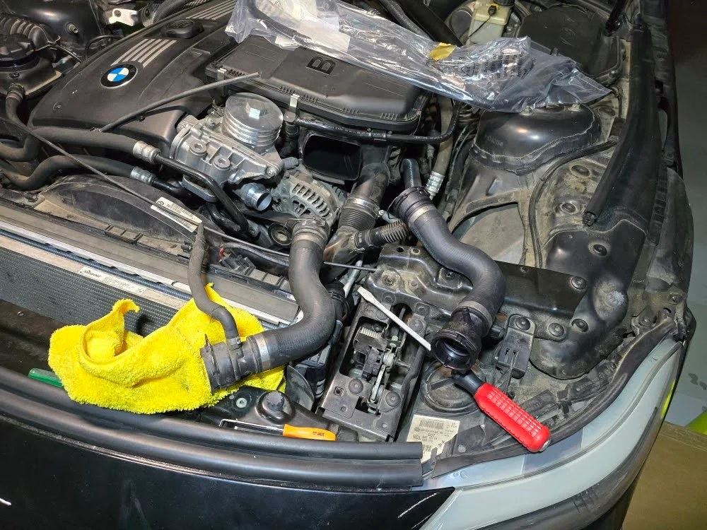 BMW Z4 E89 N54 냉각수 상부호스 17127585738 연결 위치 — 라디에이터 상단 포트에서 써모스탯까지 3곳 연결부 확인