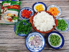 🍀Sơ chế các nguyên liệu: Các nguyên liệu rau củ nói trên rửa sạch và cắt hạt lựu. Lần lượt chần qua nước sôi có bỏ tí muối vớt ra bỏ vô tô đá lạnh (đảm bảo khi chiên vẫn giữ màu sắc đẹp và độ giòn rau củ) và vớt ra để ráo nước.