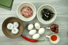 Ngâm nấm mèo khô và bún tàu với nước ấm cho nở. Sau khi nấm mèo, bún tàu nở mềm thì đem băm nhuyễn nấm mèo. Cắt bún tàu thành khúc ngắn khoảng 0.5cm.