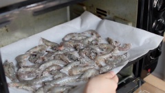 Đem tôm đi nướng ở 150 độ C trong khoảng 30 phút. Sau đó mở lò, đảo đều và cho tỏi vào.