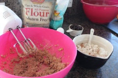 Trộn đều bột mì, baking soda và bột quế trong tô, để riêng. Bên cạnh đó, trộn đều bơ đã tan chảy và đường nâu, cho trứng gà vào, trộn đều. Sau đó cho tô hỗn hợp đó vào tô hỗn hợp bột mì khô. Trộn bằng tay rồi cho yến mạch và nho khô vào.