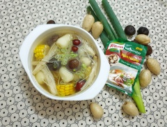 Múc canh củ lùn nấu nấm kim châm ra tô, dùng nóng cho ấm bụng nhé. Món canh nấm chay ăn ngon, giàu dinh dưỡng đấy.