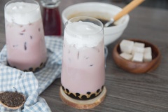 Ly trà sữa khoai môn có màu tím nhẹ rất dịu mắt, mùi thì cực kì thơm, hương vị béo ngọt xen lẫn chút trà đắng nhẹ, khoai môn nghiền thì bùi bùi, phải nói tất cả được kết hợp vào một ly trà sữa rất xuất sắc. Ngày trời nắng nóng, có một ly trà sữa mát lạnh thế này thì ai mà chẳng xiêu lòng.