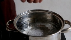 Bắc nồi nước sôi, thêm 1 ít muối rồi cho mì ý vào luộc mềm. Đổ ra rổ xả qua nước lạnh rồi trộn với một ít dầu ăn hoặc olive để sợi mì không dính vào nhau. Cần tây rửa sạch rồi cắt nhỏ. Về các loại rau thơm, bạn có thể chọn tùy ý như húng quế, ngò tây, ngò rí hoặc trộn lẫn chúng lại.
